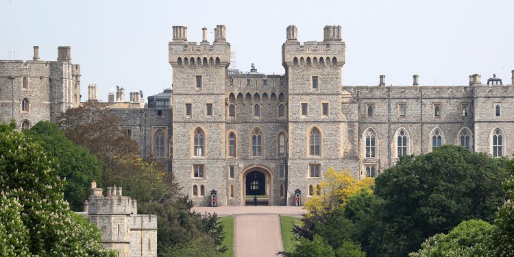 intruder-allegedly-entered-queen-elizabeth's-premises-on-christmas-with-crossbow-–-oxygen