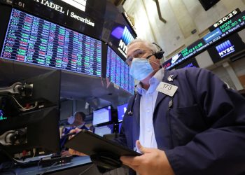 us.-treasury-yields-inch-lower-with-omicron-in-focus-–-cnbc