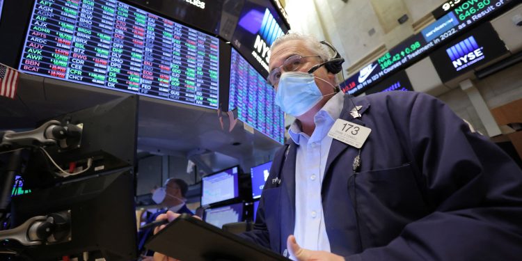 us.-treasury-yields-inch-lower-with-omicron-in-focus-–-cnbc