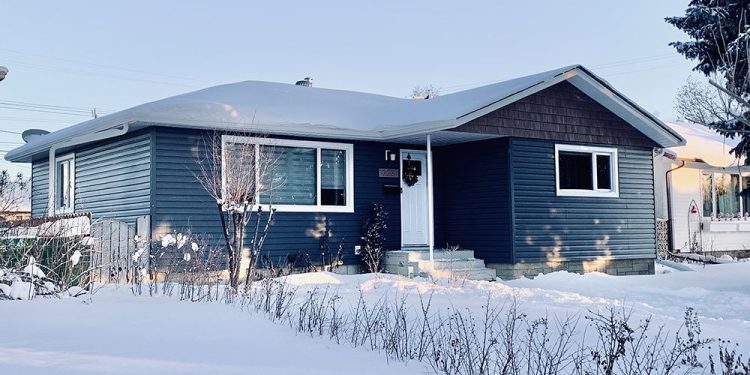 two-injured-in-northwest-edmonton-house-fire-caused-by-smoking-materials-|-edmonton-journal