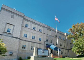 police:-15-year-old-boy-charged-with-felony-for-snapchat-threat-that-caused-lockdown-of-…