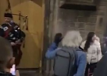 watch-as-impromptu-edinburgh-bagpipe-dance-party-breaks-out-on-the-royal-mile-–-edinburgh-live