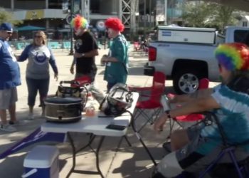 frustrated-fans-show-up-at-jaguars-season-finale-dressed-in-clown-attire-–-news4jax