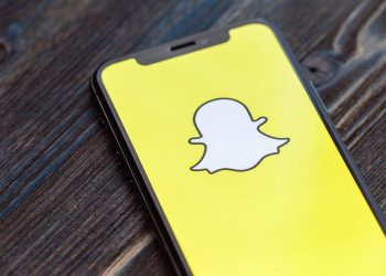 snapchat-for-ios-gets-chat-replies,-bitmoji-reactions,-and-more-|-beebom