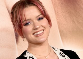 ava-phillippe-calls-out-'hateful-messages'-after-coming-out-as-queer-–-pinknews