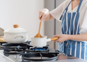 this-unique-kitchen-gadget-literally-stirs-your-food-for-you-(&-saves-so-much-time-&-energy)