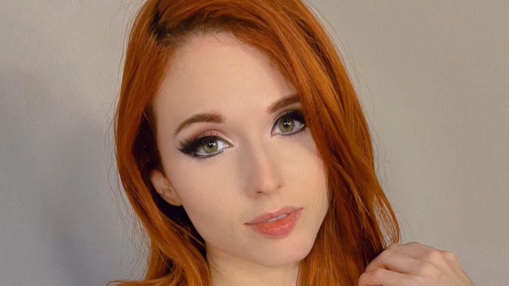 amouranth-points-out-twitch-ban-hypocrisy-–-svg