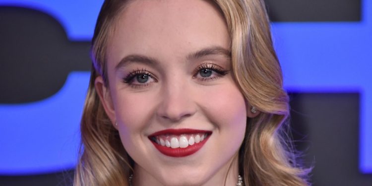 sydney-sweeney-just-proved-this-bold-eyeliner-trend-is-about-to-be-everywhere-–-stylecaster