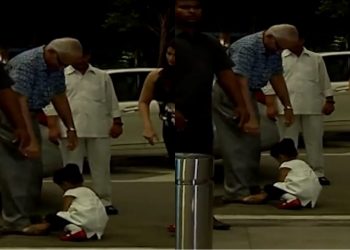watch-video:-aaradhya-bachchan-is-a-well-cultured-girl,-touches-nana's-feet's-before-…