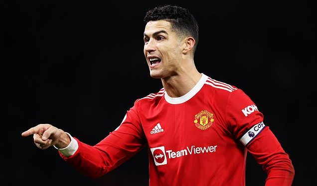 cristiano-ronaldo-'joins-whatsapp-group-in-an-attempt-to-unify-the-old-trafford-dressing-room'