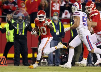 tyreek-hill-receives-punishment-for-flashing-peace-sign-at-buffalo-bills-player-during-td-run