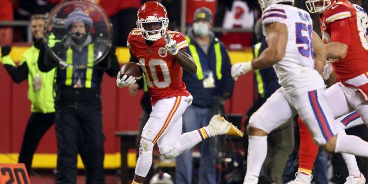 tyreek-hill-receives-punishment-for-flashing-peace-sign-at-buffalo-bills-player-during-td-run