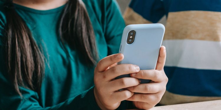 vile-trolls-target-primary-school-children-on-snapchat-and-whatsapp-with-death-threats