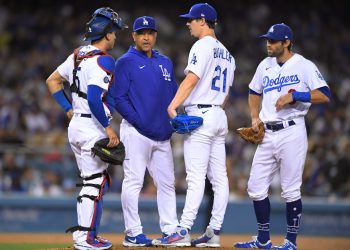 dodgers:-dave-roberts-struggling-with-communication-blackout