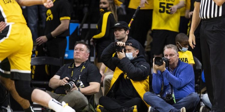 hawkeye-fan-discovered,-credentialed-for-photography-after-traction-on-twitter-–-the-daily-iowan
