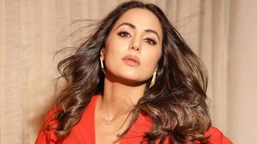 throwback:-hina-khan-gets-mobbed-by-fans:-screams-for-help-|-iwmbuzz