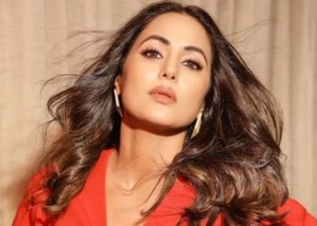 throwback:-hina-khan-gets-mobbed-by-fans:-screams-for-help-|-iwmbuzz