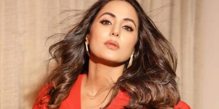 throwback:-hina-khan-gets-mobbed-by-fans:-screams-for-help-|-iwmbuzz