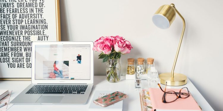 7-tips-for-starting-a-fashion-blog-–-makeuseof