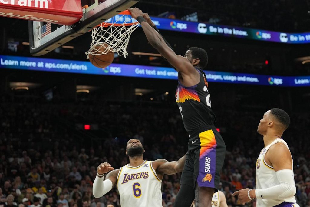 nba-twitter-shows-disgust-towards-lakers-after-phoenix-blowout-–-yahoo!-sports