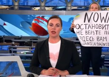 fake-twitter-account-tries-to-cast-doubt-on-russian-editor-who-went-viral-protesting-ukraine-invasion