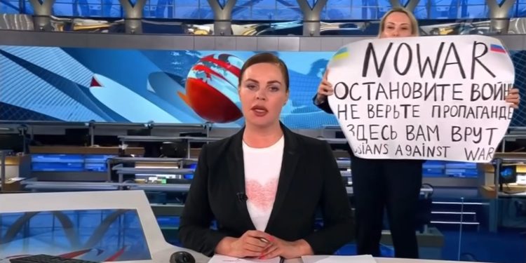 fake-twitter-account-tries-to-cast-doubt-on-russian-editor-who-went-viral-protesting-ukraine-invasion