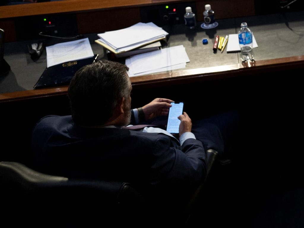 photographer-catches-ted-cruz-checking-his-twitter-mentions-after-supreme-court-hearing-tirade