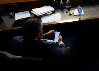 photographer-catches-ted-cruz-checking-his-twitter-mentions-after-supreme-court-hearing-tirade