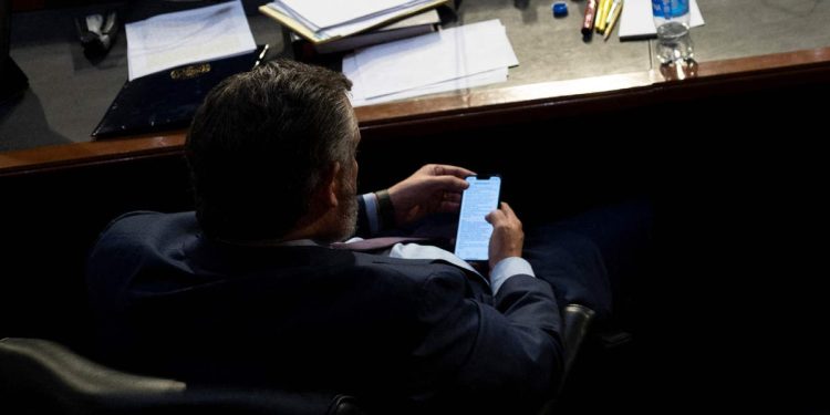 photographer-catches-ted-cruz-checking-his-twitter-mentions-after-supreme-court-hearing-tirade