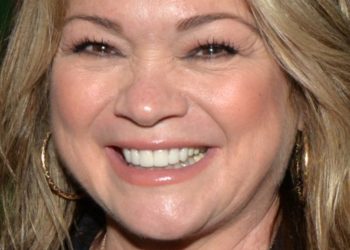 instagram-is-cracking-up-over-valerie-bertinelli's-cranky-neighbor-–-mashed