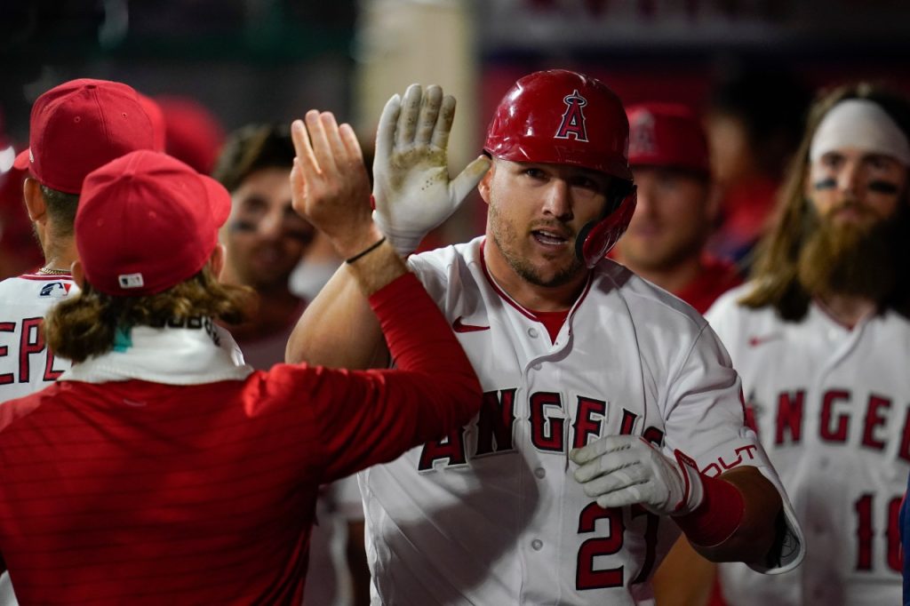 angels'-mike-trout-leaves-game-after-hit-by-pitch-on-hand-|-wric-abc-8news