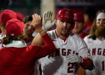 angels'-mike-trout-leaves-game-after-hit-by-pitch-on-hand-|-wric-abc-8news