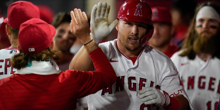 angels'-mike-trout-leaves-game-after-hit-by-pitch-on-hand-|-wric-abc-8news