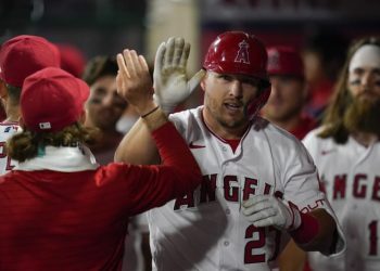angels'-mike-trout-leaves-game-after-hit-by-pitch-on-hand