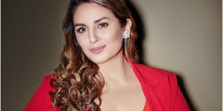 huma-qureshi's-gold-pantsuit-takes-over-instagram,-guess-the-price-–-news18