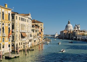 flooded-by-tourists,-venice-to-start-charging-access-fees-|-smart-news|-smithsonian-magazine