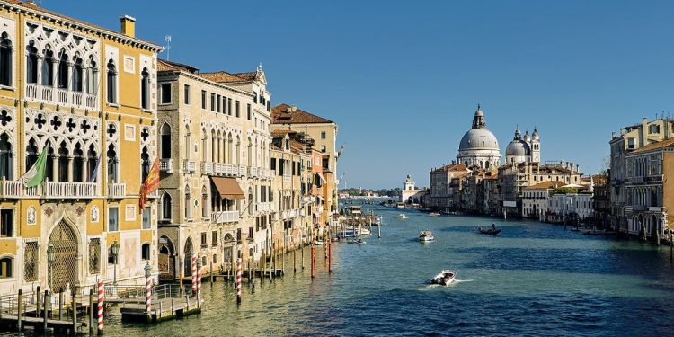 flooded-by-tourists,-venice-to-start-charging-access-fees-|-smart-news|-smithsonian-magazine