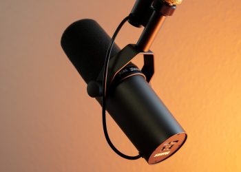 facebook's-giving-up-on-podcasts,-its-clubhouse-copycat,-and-apparently-audio-as-a-whole