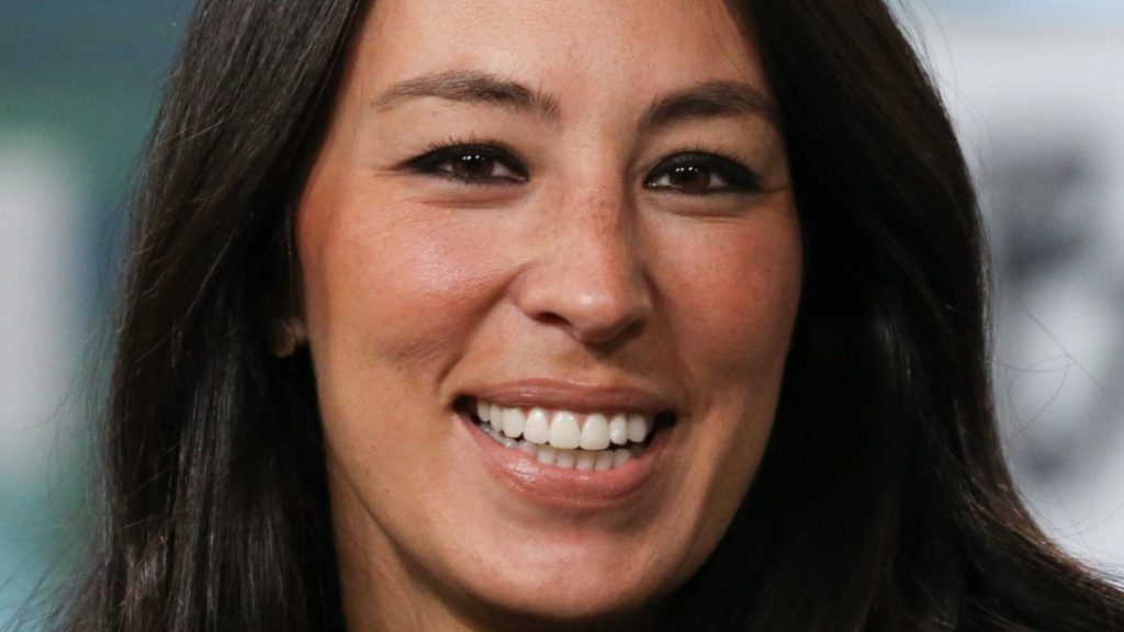 instagram-is-raining-hearts-on-joanna-gaines'-adorable-'i-spy'-moment-–-mashed