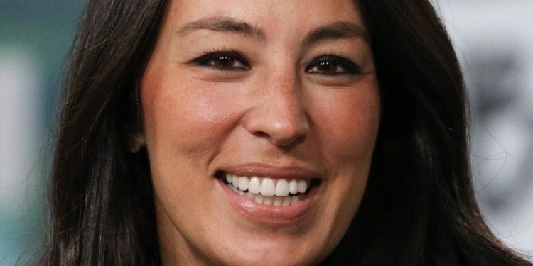 instagram-is-raining-hearts-on-joanna-gaines'-adorable-'i-spy'-moment-–-mashed