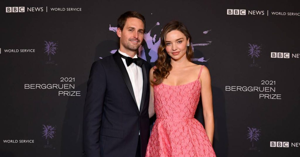 snapchat-ceo-evan-spiegel-and-wife-miranda-kerr-pay-student-loans-for-entire-graduating-…