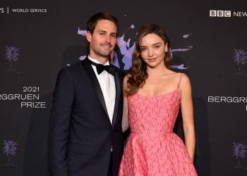 snapchat-ceo-evan-spiegel-and-wife-miranda-kerr-pay-student-loans-for-entire-graduating-…