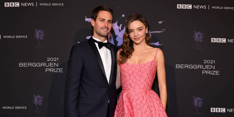 snapchat-ceo-evan-spiegel-and-wife-miranda-kerr-pay-student-loans-for-entire-graduating-…