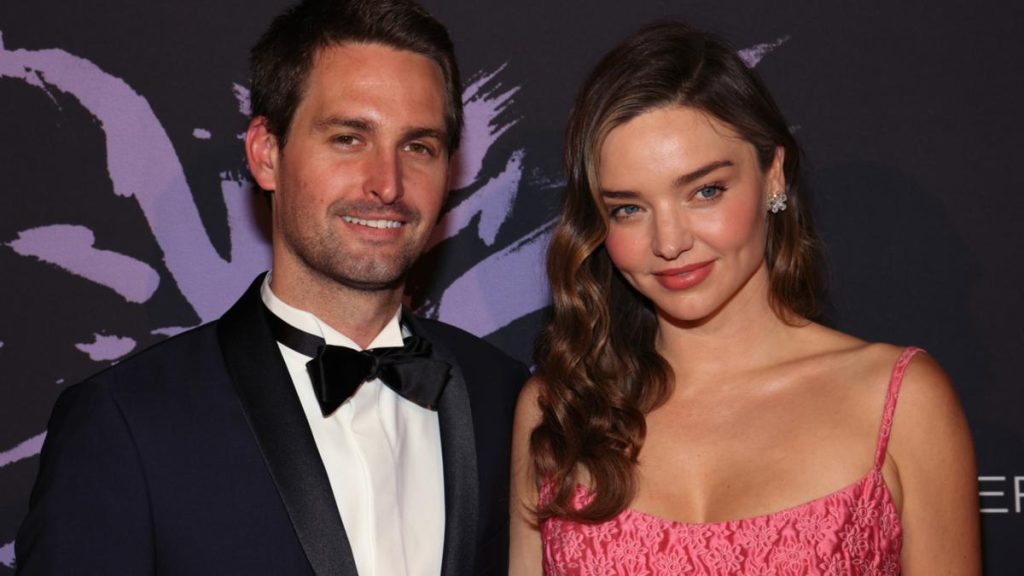 evan-spiegel-and-miranda-kerr-pay-off-student-loans-for-otis-college-graduating-class-|-7news