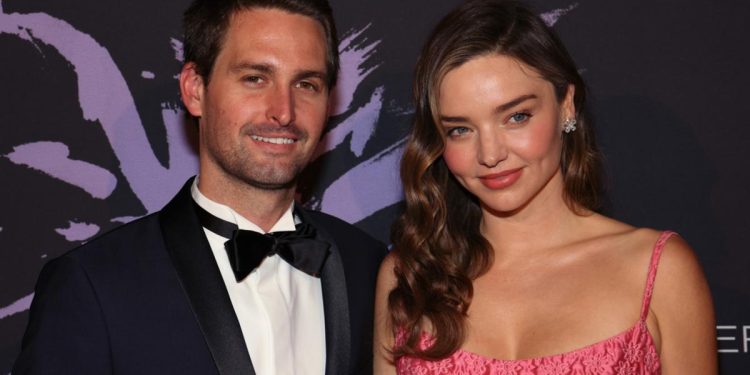 evan-spiegel-and-miranda-kerr-pay-off-student-loans-for-otis-college-graduating-class-|-7news