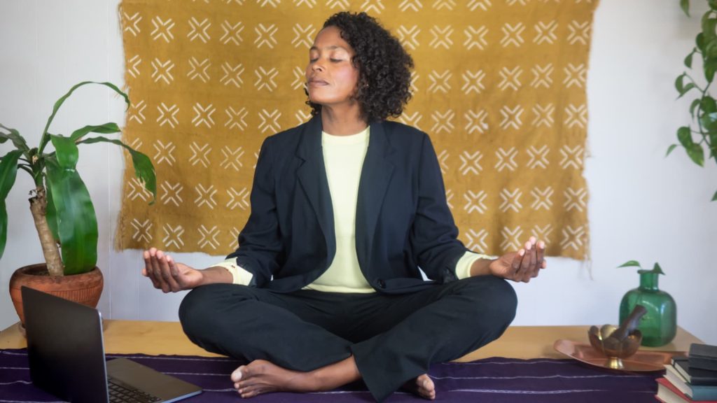 the-4-things-this-mindfulness-coach-with-a-harvard-mba-does-every-morning-to-be-more-productive