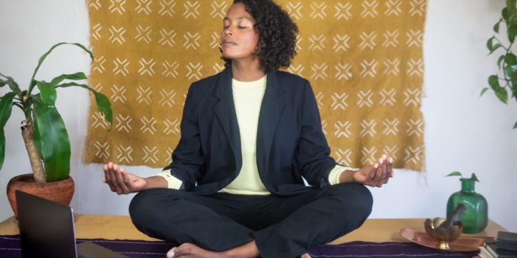 the-4-things-this-mindfulness-coach-with-a-harvard-mba-does-every-morning-to-be-more-productive