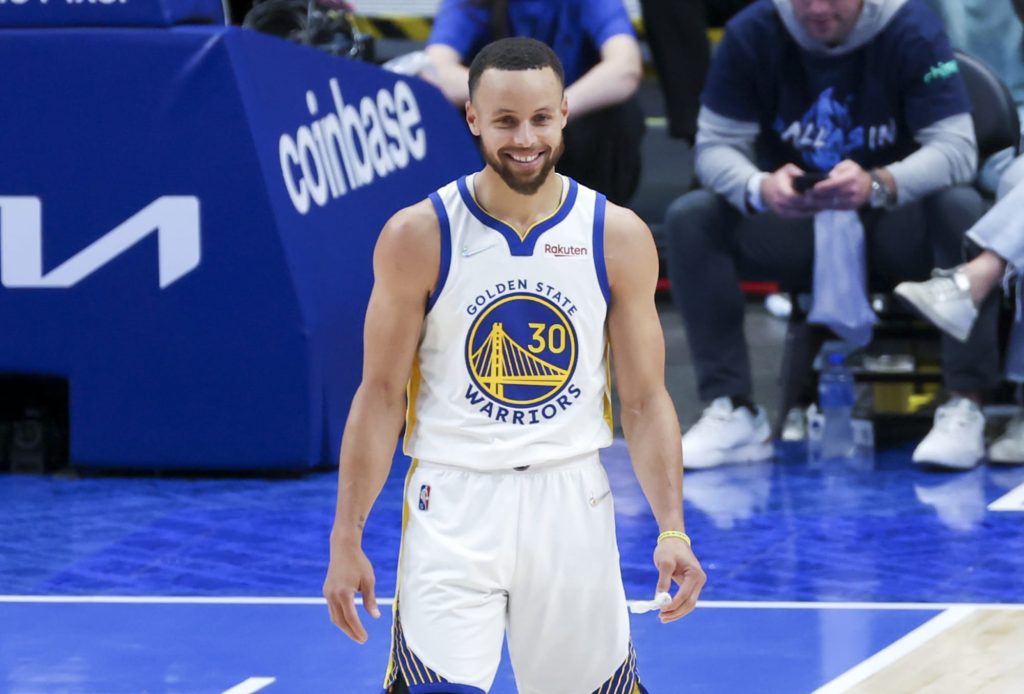 texas-football-star-bijan-robinson-gets-stephen-curry's-game-jersey-–-hook'em-headlines-–