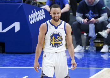 texas-football-star-bijan-robinson-gets-stephen-curry's-game-jersey-–-hook'em-headlines-–