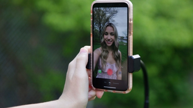 tiktok-rolls-out-livestream-subscription-service-to-compete-with-twitch-–-bnn-bloomberg